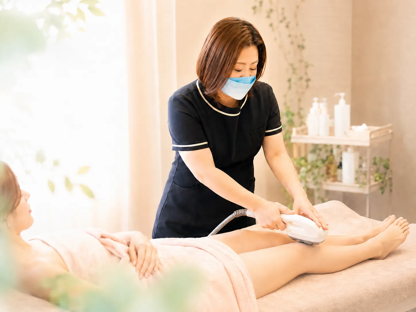伊万里のCaraで女性が脚の脱毛施術を受けているイメージ